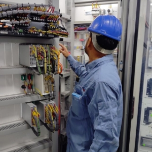 Trabajador revisando panel eléctrico