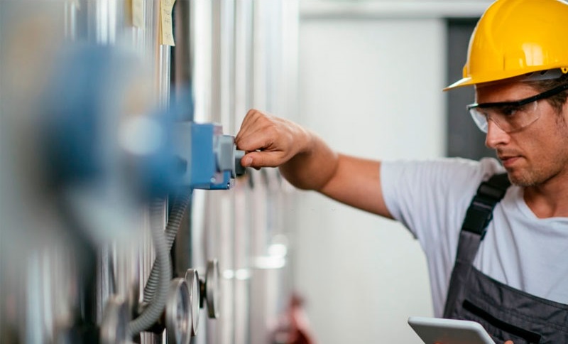 Trabajador alta tensión