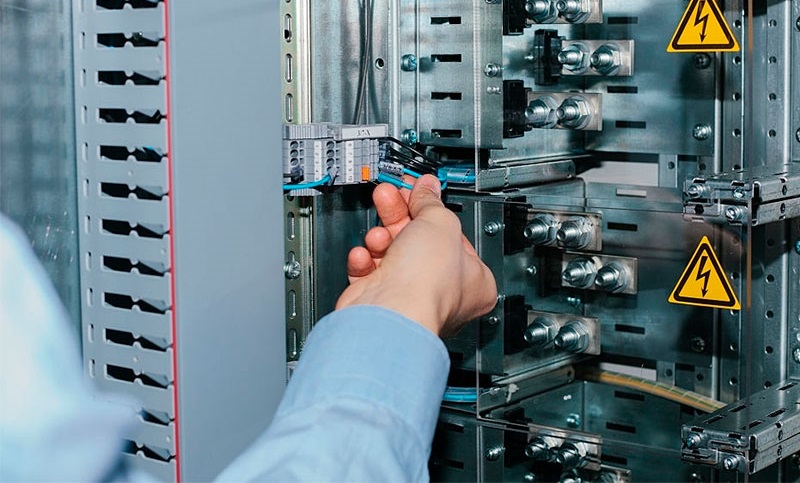 Manipulación panel eléctrico